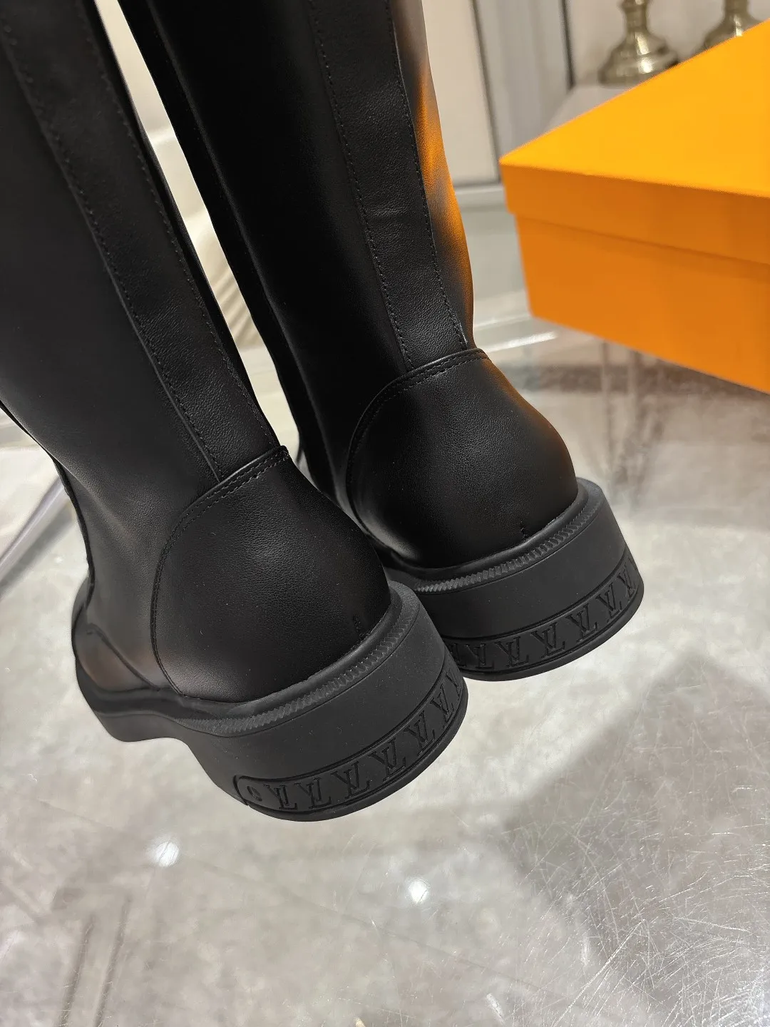 👟👟Ex-factory price 720👟👟 Louis Vuitton Louis Vuitton 2024 autumn and winter high-end customization, catwalk style of major celebrity Internet celebrities, century-old classic, exquisite craftsmanship, comfortable on the feet, side zipper design for easy putting on and taking off. This Citizen flat boots are made of smooth cow leather to demonstrate military style, and the adjustable strap embellished with the LV Capucines logo pays tribute to the Capucines handbag. The LV monogram embossed on the heel subtly echoes the Lozine trim of Louis Vuitton’s traditional trunks. Fabric: Full-grain cowhide Lining: Cowhide Buckle: Original molded outsole Original molded Color: Black Brown Code number 36 to 40 (41 to 42 can be customized and non-refundable) Bosses are welcome to make orders